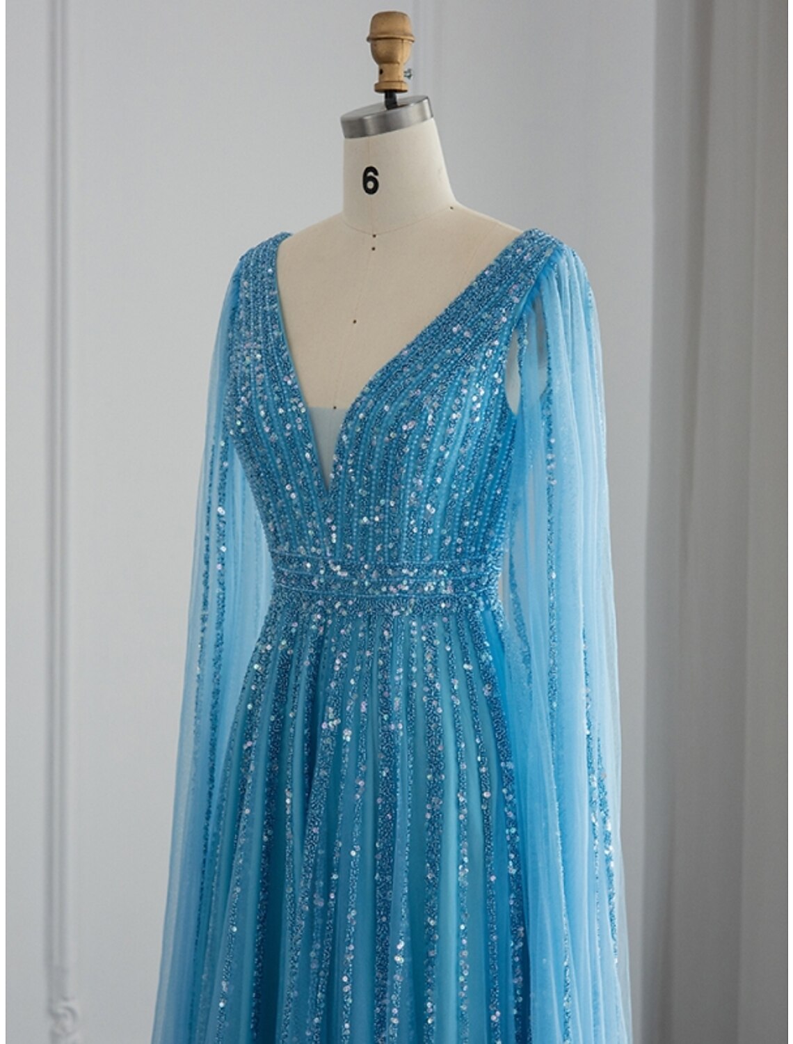 Abito da sera a trapezio, scintillante e brillante, formale, autunnale, con strascico a ruota, manica lunga, scollo a V, paillettes e pieghe glitterate